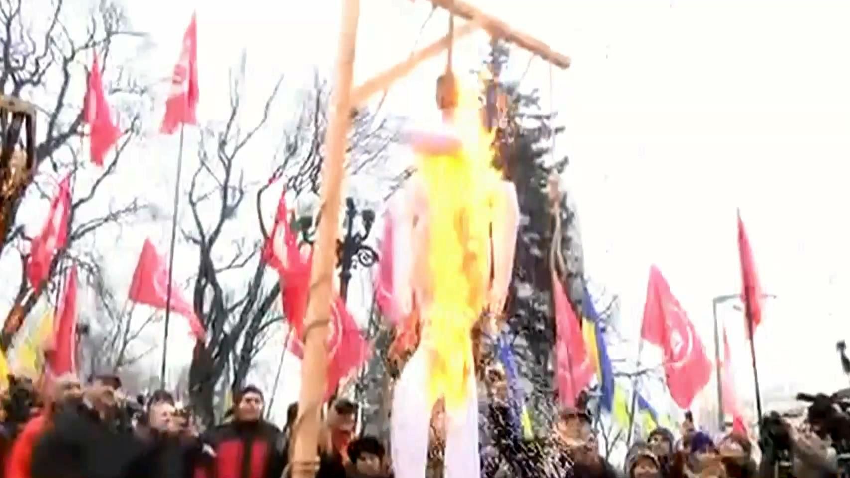 На акції протесту під Радою стало гарячіше: активісти запалили вогні На акції протесту під Радою стало гарячіше: активісти запалили вогні