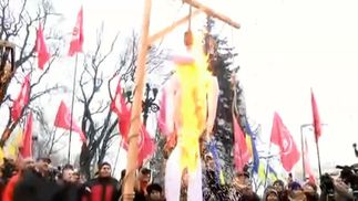 На акции протеста под Радой стало жарче: активисты зажгли огни