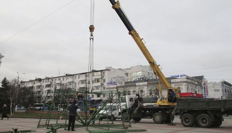 В Симферополе устанавливают киевскую "йолку" В Симферополе устанавливают киевскую "йолку"