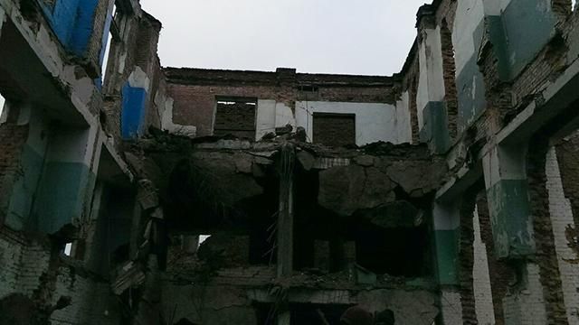 На Миколаївщині завалився "завод-привид": є жертви (Оновлено) На Миколаївщині завалився "завод-привид": є жертви (Оновлено)