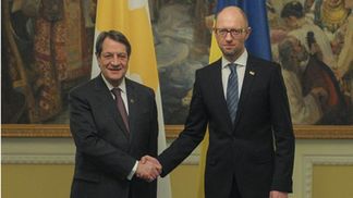 Яценюк попросил президента Кипра посодействовать в поисках "грязных денег"