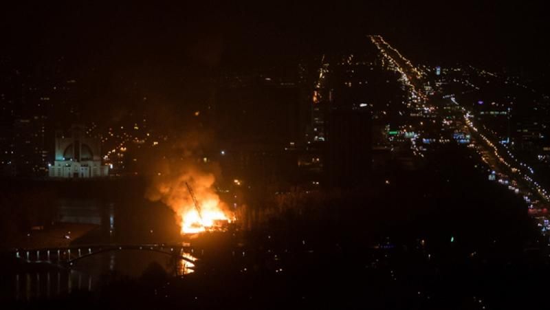 На Днепре в Киеве горит ресторан