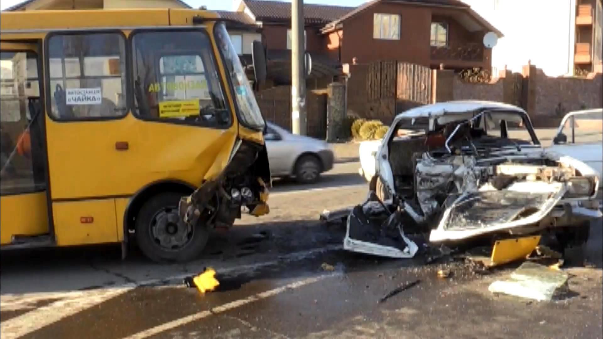 В Ровно в результате ДТП пострадавших "вырезали" из покореженной машины В Ровно в результате ДТП пострадавших "вырезали" из покореженной машины