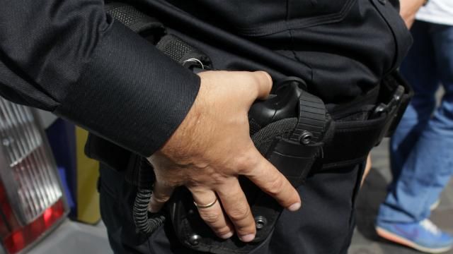 Блокбастер у Києві: патрульним довелось відкрити вогонь по підозрюваному Блокбастер у Києві: патрульним довелось відкрити вогонь по підозрюваному