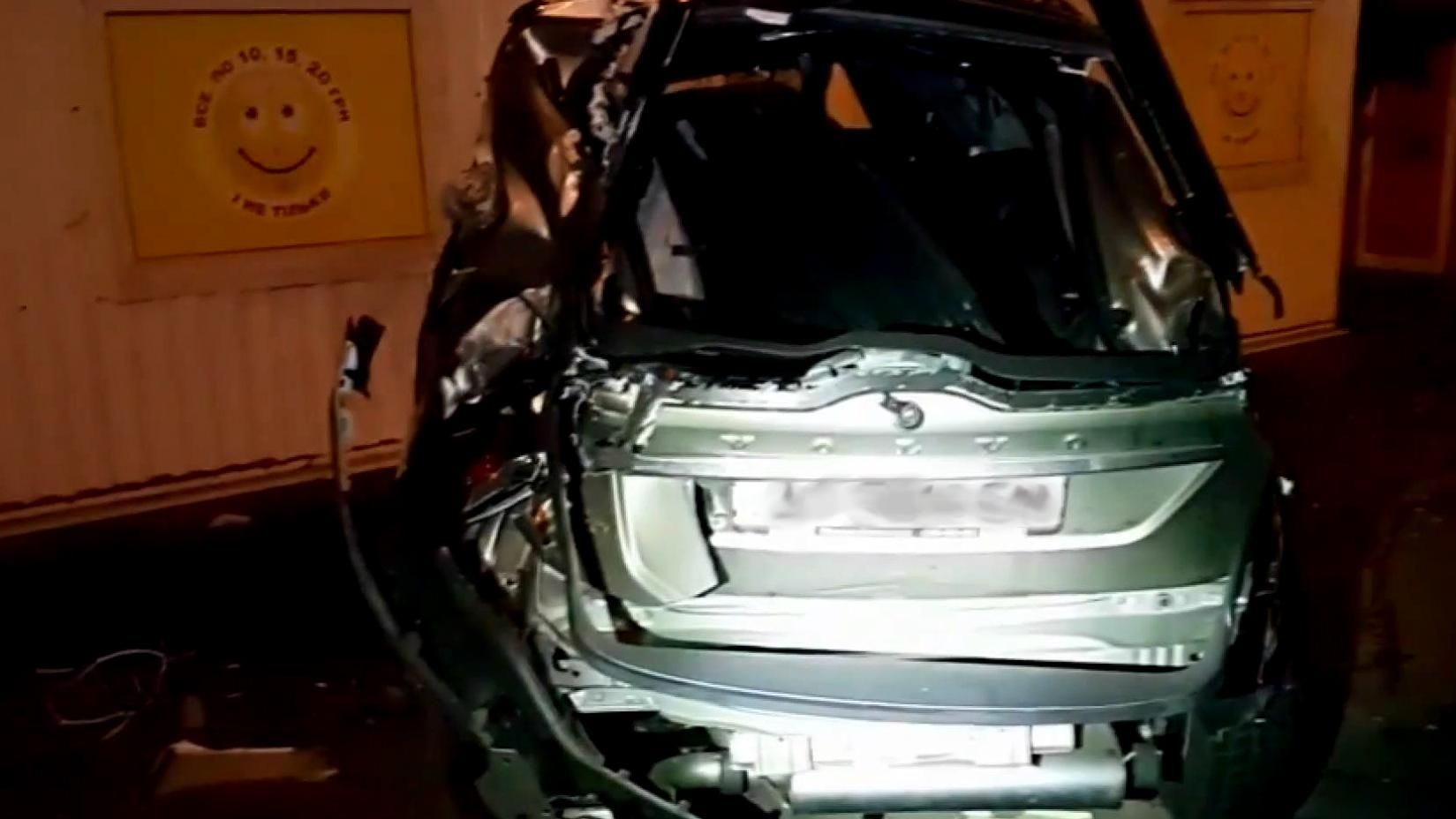 Трагічна ДТП у Києві: авто вилетіло далеко за межі дороги