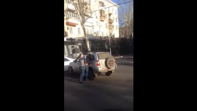 Як оформляють ДТП у Донецьку: в кого пістолет, той і правий Як оформляють ДТП у Донецьку: в кого пістолет, той і правий