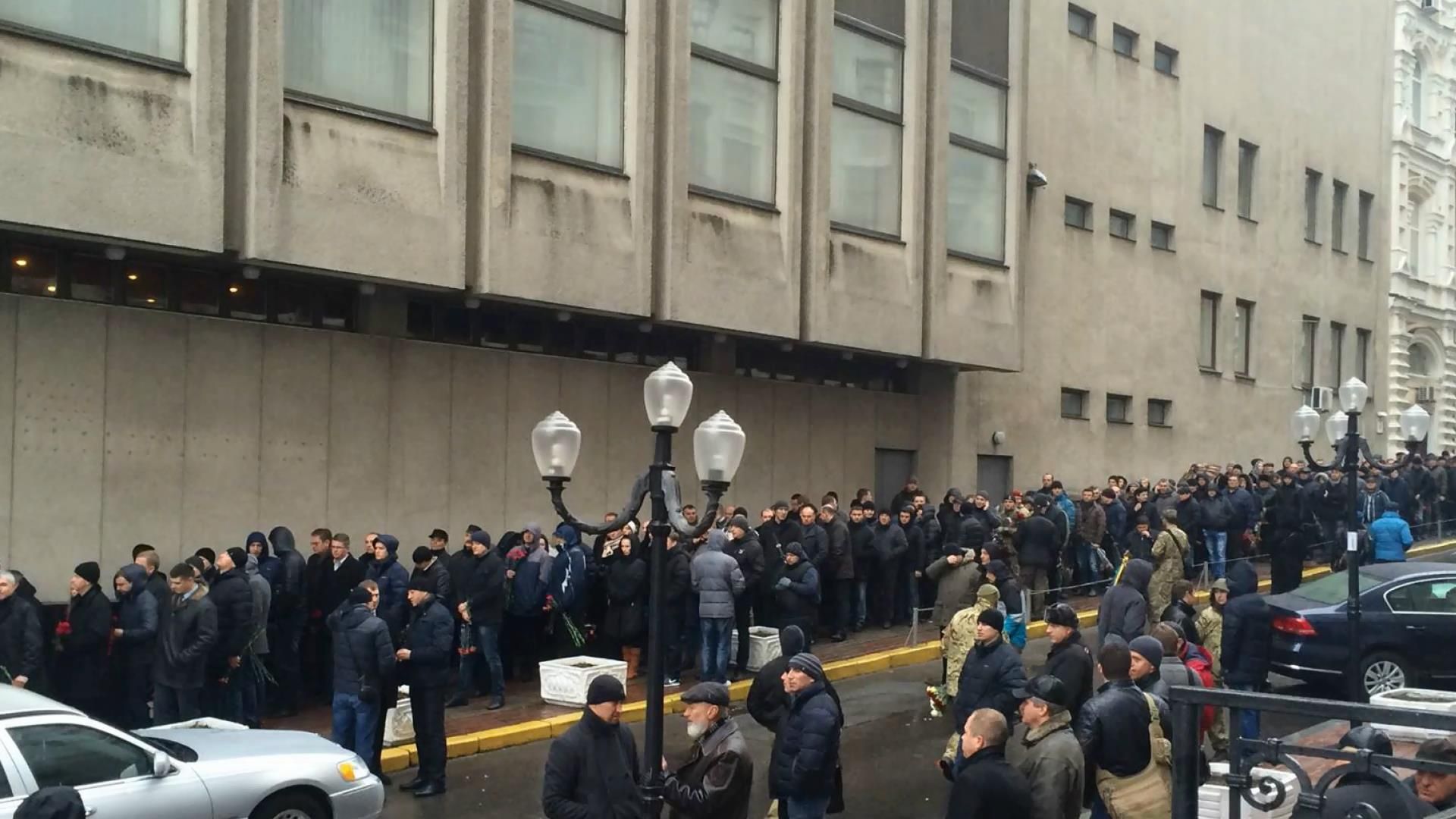 Сотні людей прийшли попрощатись з бійцем "Альфи" у Києві
