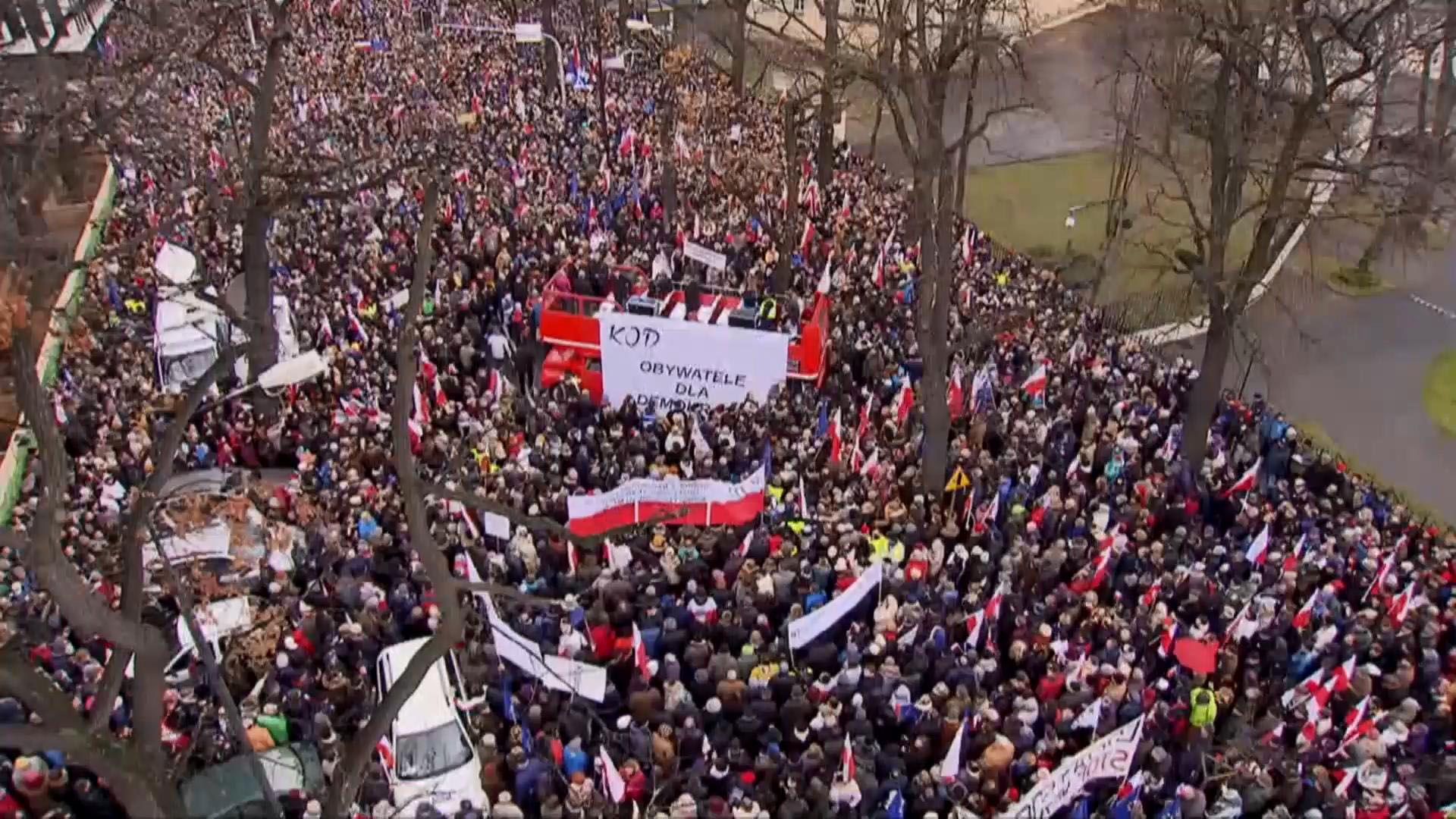 Волна массовых протестов прокатилась по Европе и Ближнему Востоку Волна массовых протестов прокатилась по Европе и Ближнему Востоку