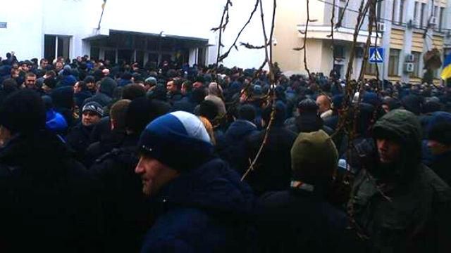 Уволенные милиционеры вышли на массовый митинг Уволенные милиционеры вышли на массовый митинг