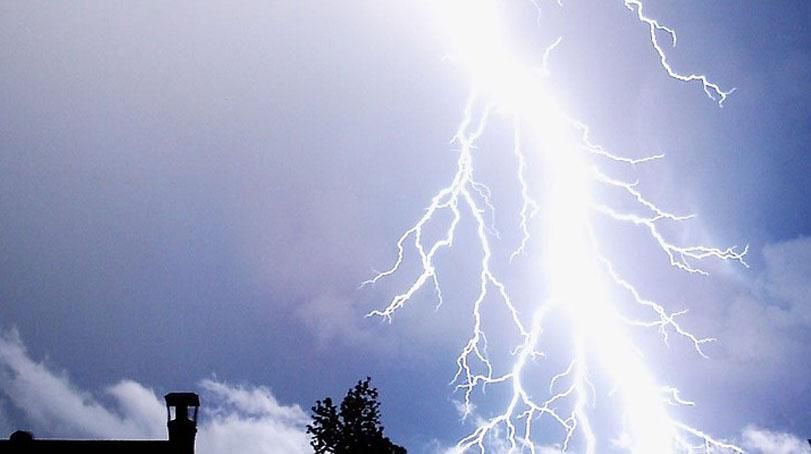 На похоронах в ЮАР молния убила 6 человек На похоронах в ЮАР молния убила 6 человек