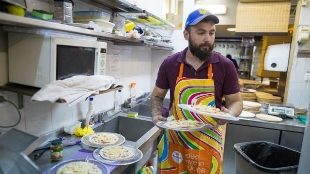 Бійці АТО перекваліфікувались в кухарів і вчили дітей готувати Бійці АТО перекваліфікувались в кухарів і вчили дітей готувати