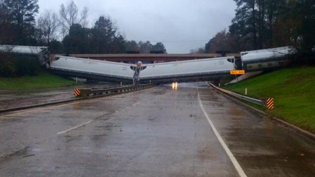 В США ветер сдул с рельсов поезд с шестью десятками вагонов