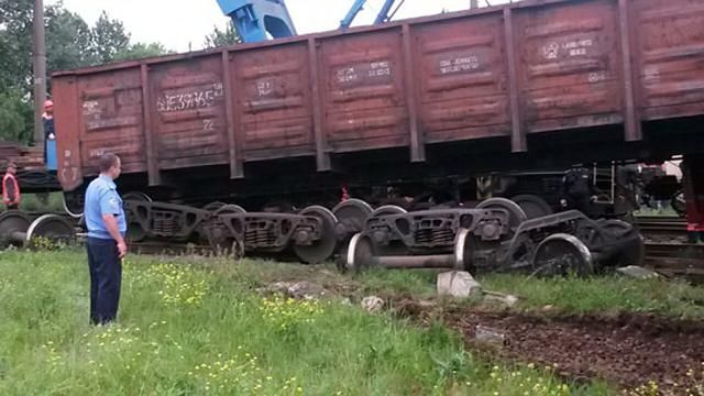 На Львівщині два вагони впали з мосту у річку