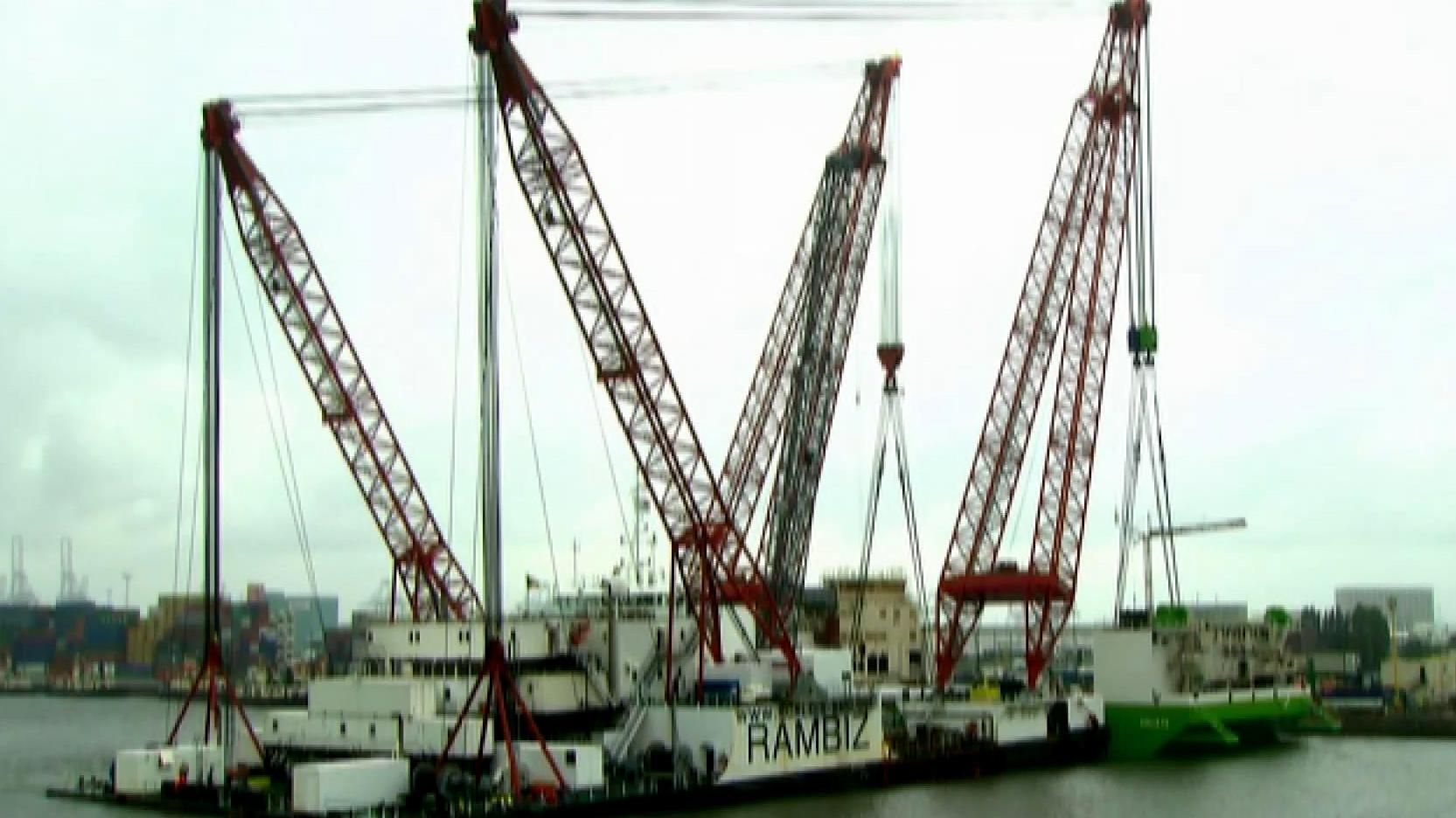 Как огромный "морской монстр" поднимает многотонные судна Как огромный "морской монстр" поднимает многотонные судна