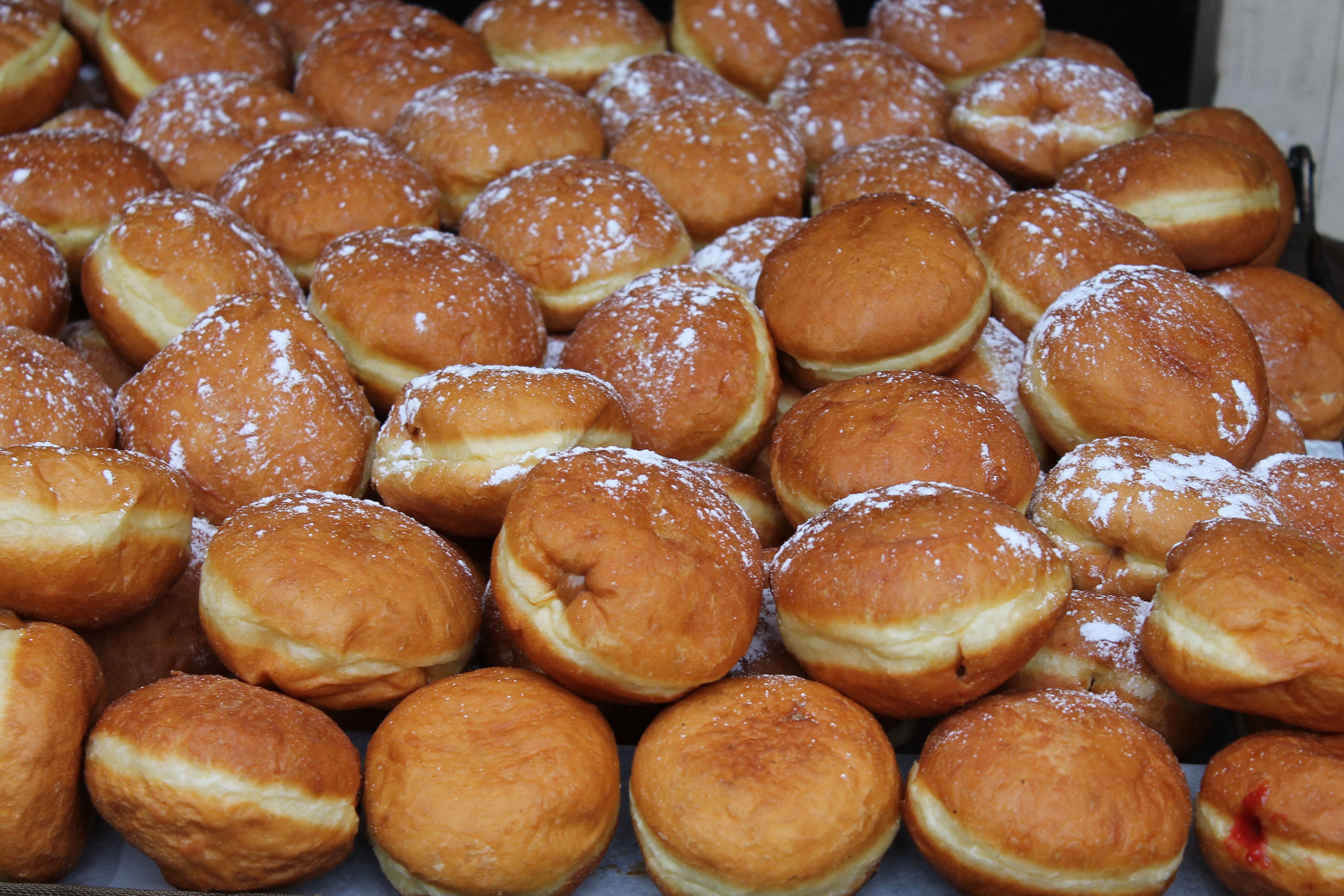 Пампухами "з сюрпризами" у Луцьку збирали гроші на лікування бійців Пампухами "з сюрпризами" у Луцьку збирали гроші на лікування бійців