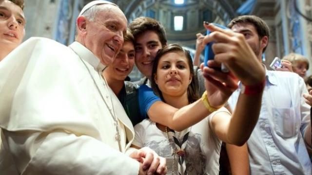 Папа Франциск покоряет сеть первым селфи Папа Франциск покоряет сеть первым селфи