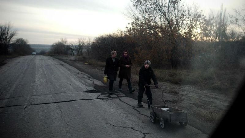 Життя в "сірій" зоні: проникливе фото з Донбасу Життя в "сірій" зоні: проникливе фото з Донбасу