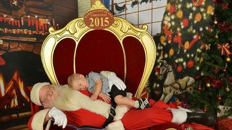 Кумедні малюки на колінах у Санти підкорюють інтернет Кумедні малюки на колінах у Санти підкорюють інтернет