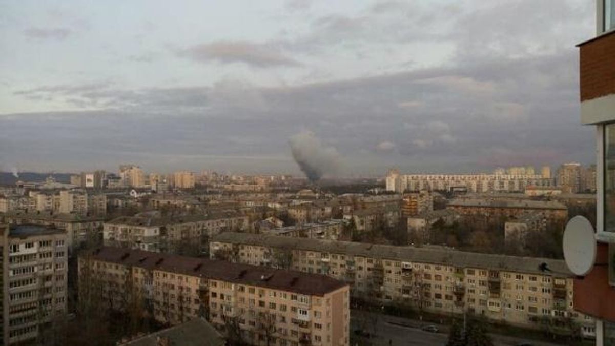 Киев затянуло дымом из-за масштабного пожара в промзоне