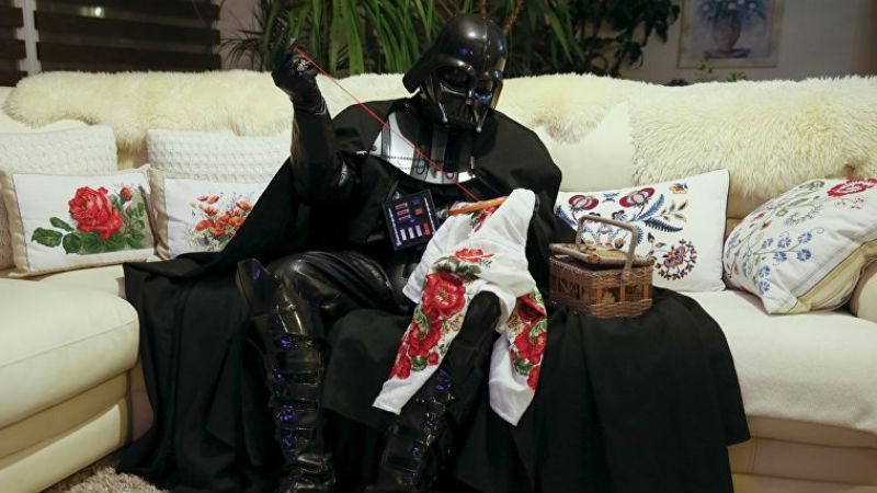 Як живе український Дарт Вейдер – лорд прибирає, куховарить і вишиває Як живе український Дарт Вейдер – лорд прибирає, куховарить і вишиває