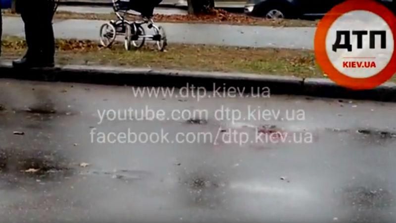 Мажорне авто збило дитячий візочок: дитина в реанімації Мажорне авто збило дитячий візочок: дитина в реанімації