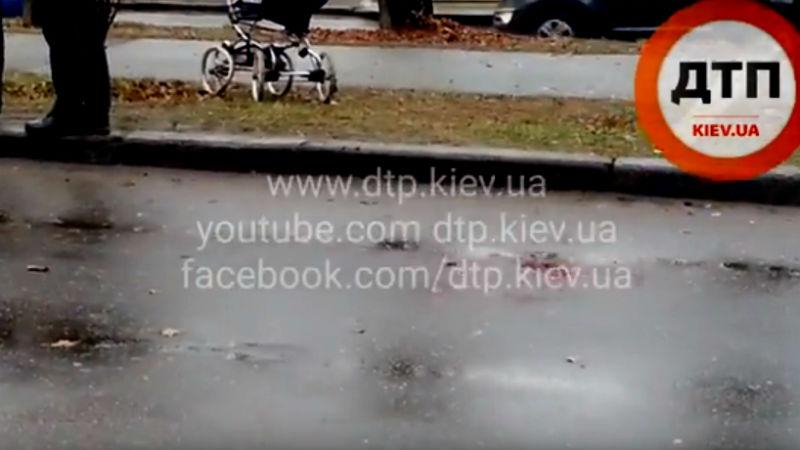 Мажорное авто сбило детскую коляску: ребенок в реанимации