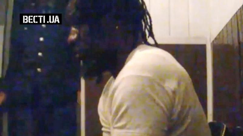 Агресивний нігерієць з ножем налетів на українських поліцейських Агресивний нігерієць з ножем налетів на українських поліцейських