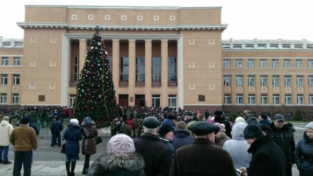 Очереди из пенсионеров и украшеная елка: появились фото с похорон Дремова