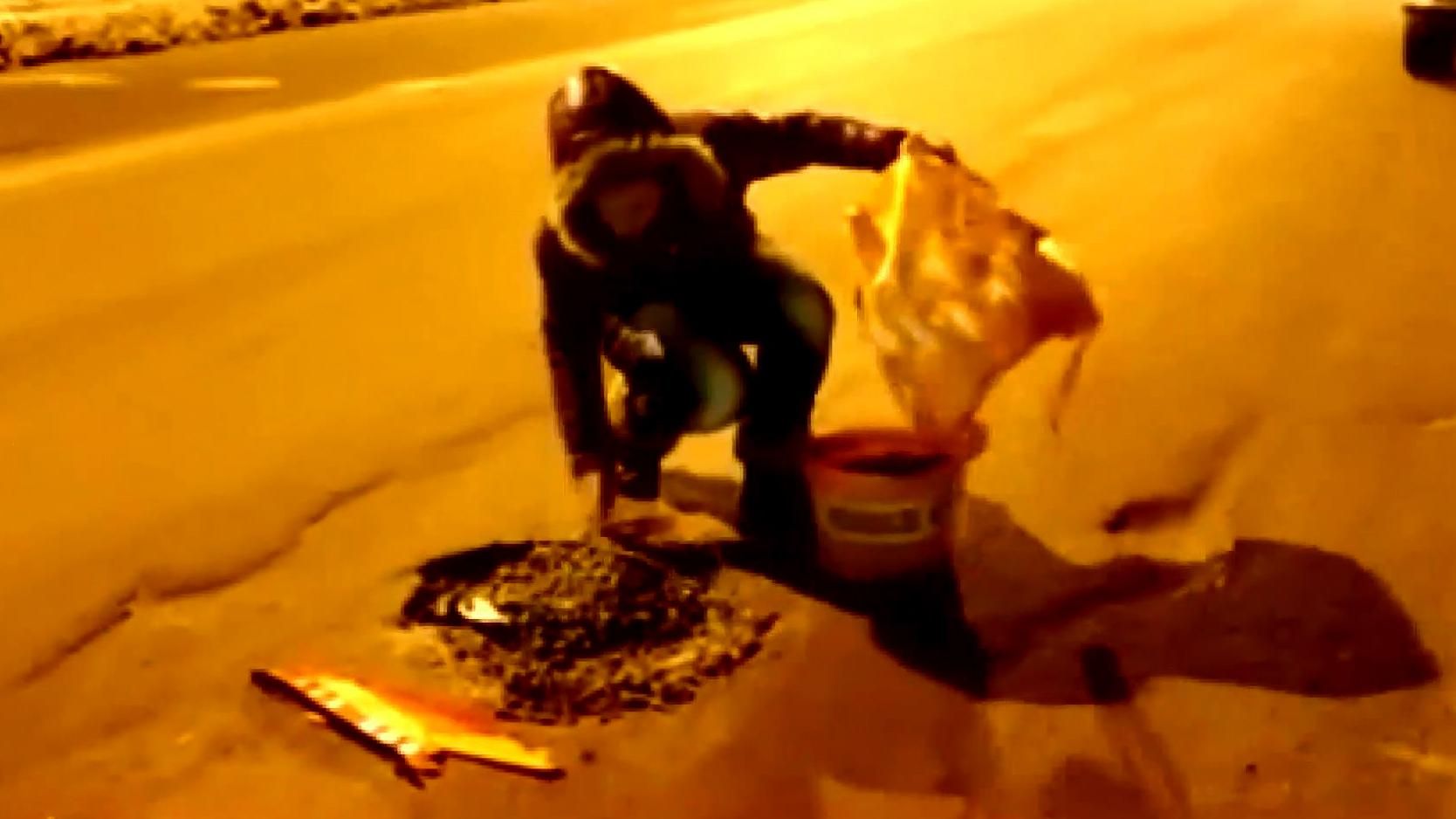 Россиянка из-за бездействия власти начала самостоятельно ремонтировать дороги Россиянка из-за бездействия власти начала самостоятельно ремонтировать дороги