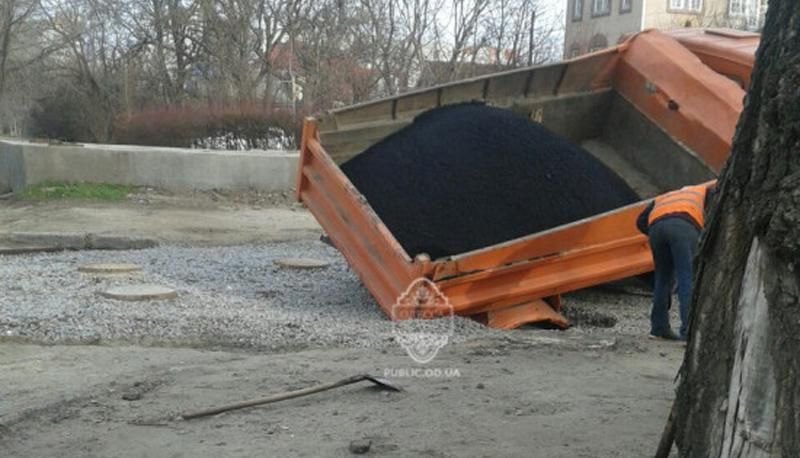 Фотофакт: Вантажівка провалилась під землю в Одесі
