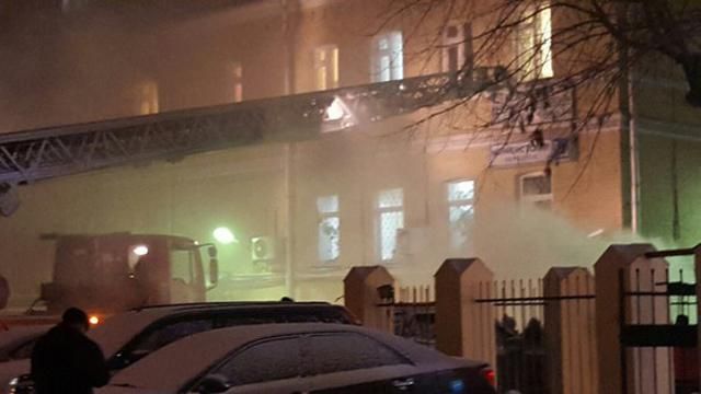 В Москве горит здание суда В Москве горит здание суда