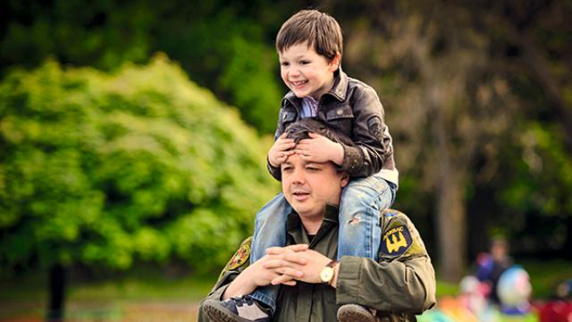 Нардеп показал, как необычно развлекаются его дети в пустых коридорах Рады