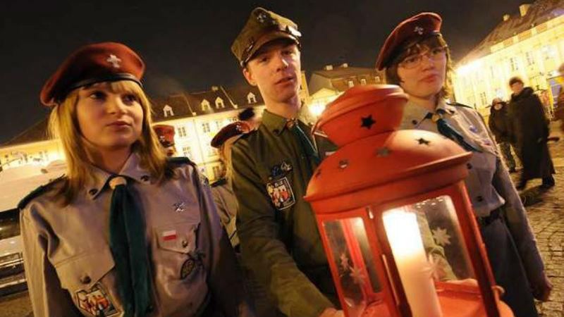 В Украину передали Вифлеемский огонь мира