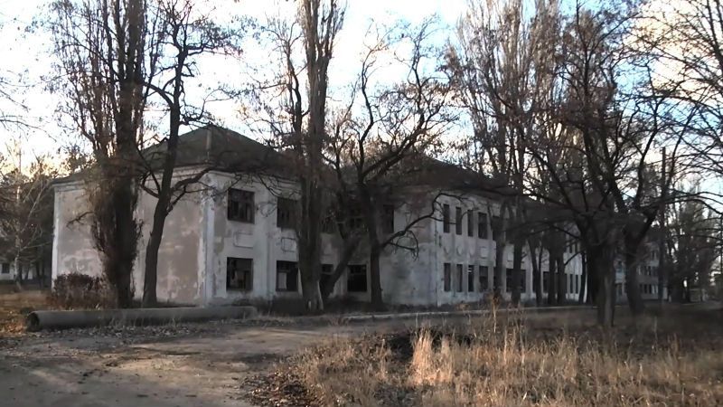 Изуродованные дома и обстрелы: как выглядит один из прифронтовых поселков Донецкой области