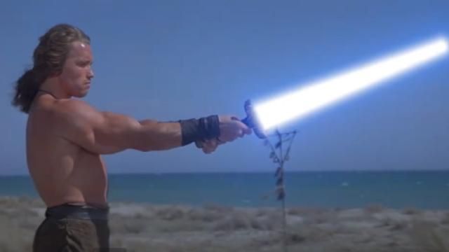 Шварценеггер показав кубики і повправлявся зі світловим мечем Шварценеггер показав кубики і повправлявся зі світловим мечем