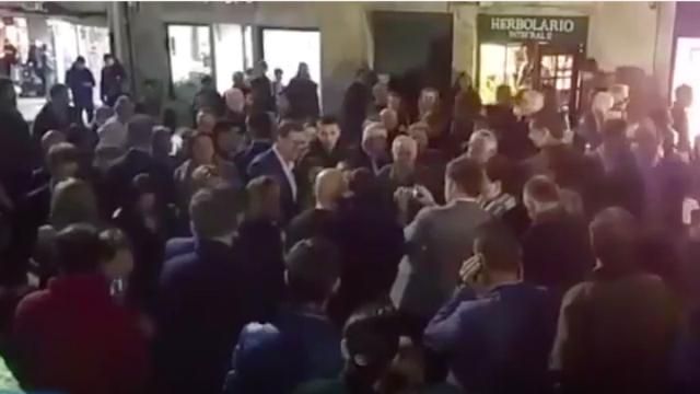 Появилось видео, как подросток ударил премьера Испании Появилось видео, как подросток ударил премьера Испании