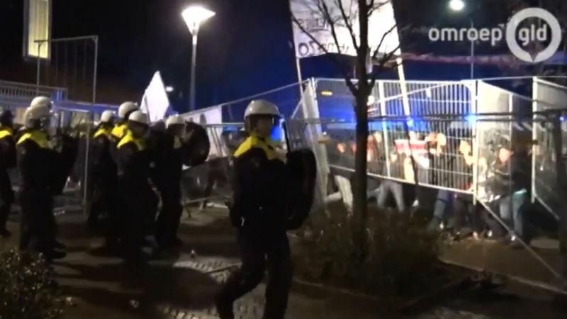 У Нідерландах протестувальники закидали камінням правоохоронців 