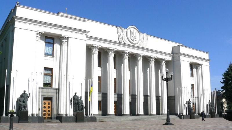 Активісти під Раду принесли ялинки з коров'ячими головами Активісти під Раду принесли ялинки з коров'ячими головами