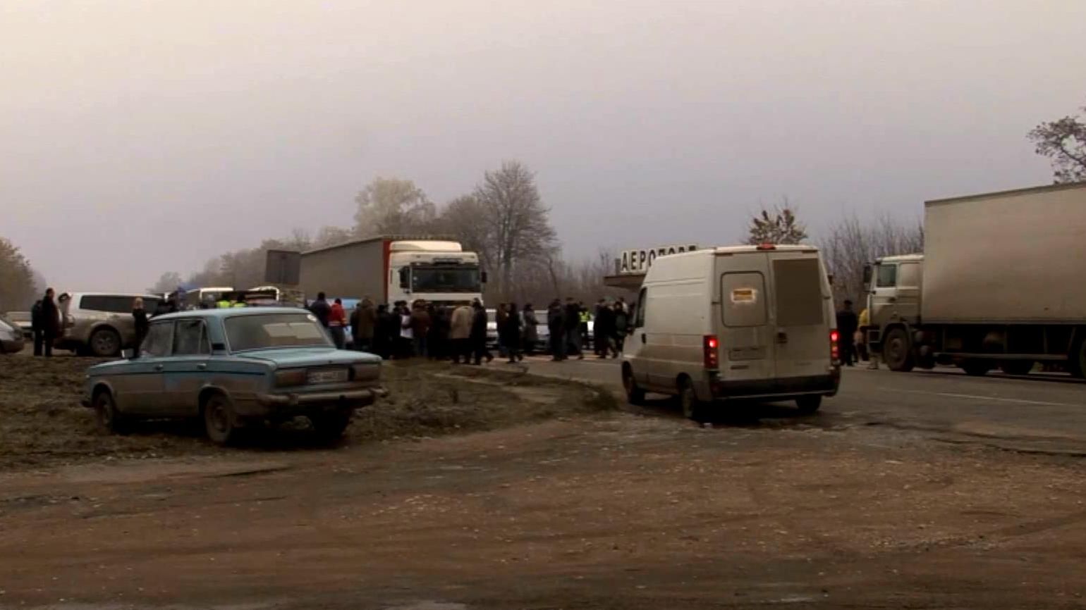 Жертвы квартирной аферы перекрыли трассу международного значения в Тернопольской области Жертвы квартирной аферы перекрыли трассу международного значения в Тернопольской области