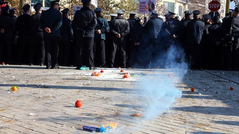 Яйця, помідори і димові шашки: як в Албанії протестували