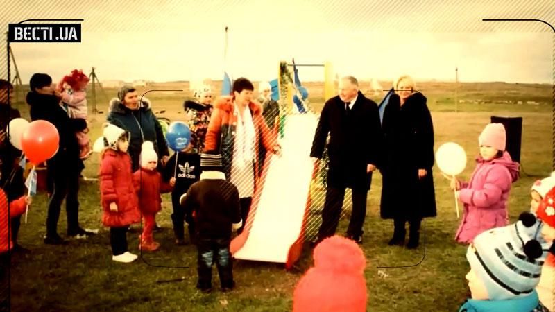 Крымские чиновники попались на детской площадке на фоне руин Крымские чиновники попались на детской площадке на фоне руин