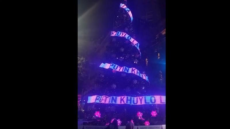 Путін – Ху…ло – в Австралії ялинку прикрасили посланням для президента РФ Путін – Ху…ло – в Австралії ялинку прикрасили посланням для президента РФ