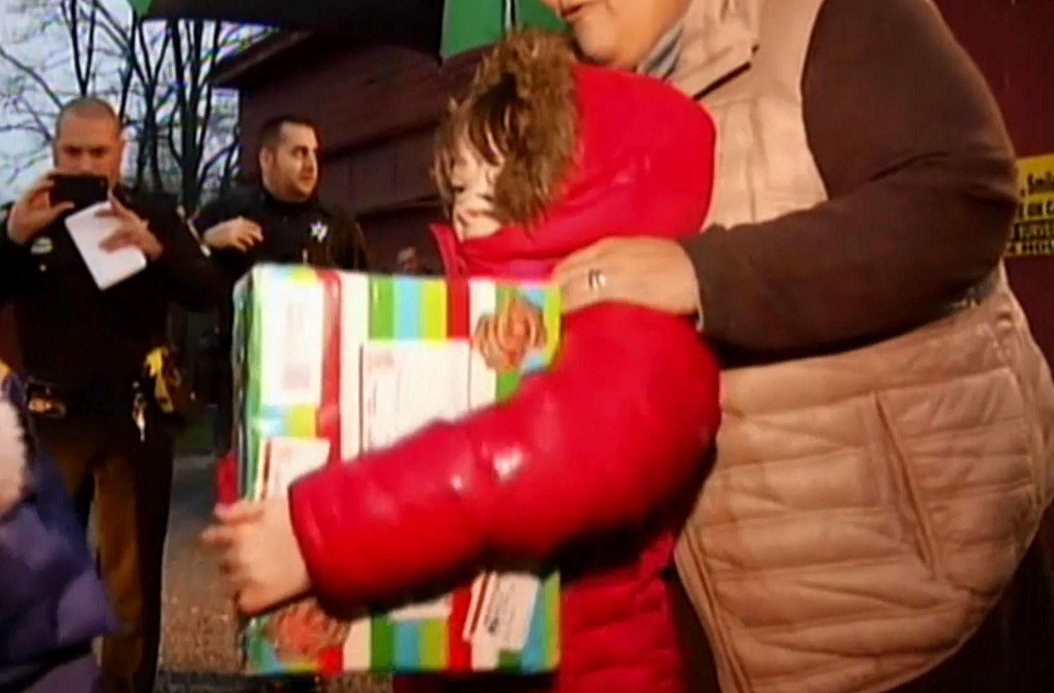 Трогательный подарок: Санта привез кортеж теплых слов девочке, с которой произошла беда