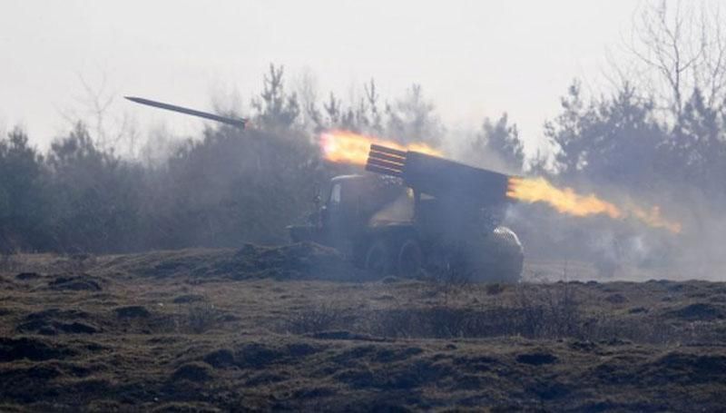 Боевики открыли огонь из "Градов". Снаряды попали в школу с детьми Боевики открыли огонь из "Градов". Снаряды попали в школу с детьми