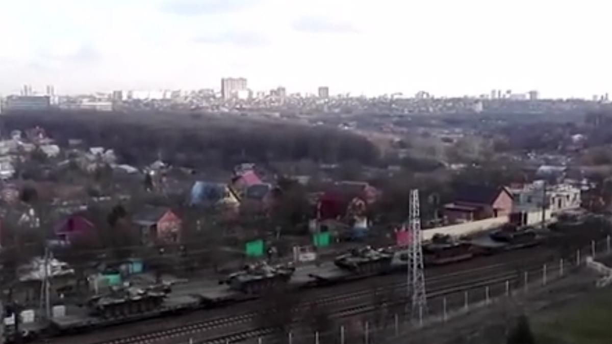 Российские СМИ обнародовали видео перебраcывания танков в сторону границы с Украиной
