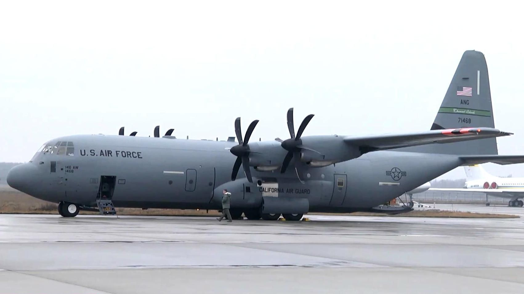 США передали військове спорядження українській армії США передали військове спорядження українській армії