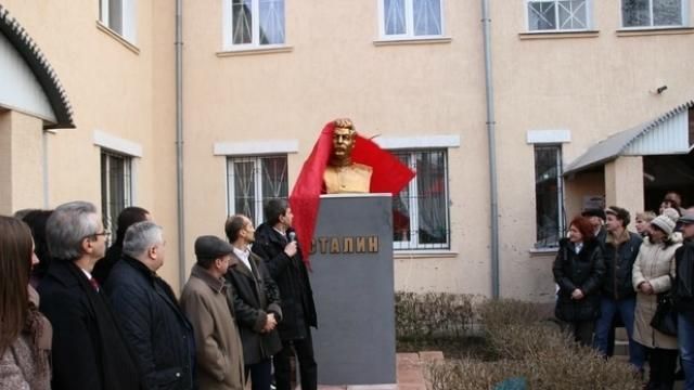 В окупованому Луганську розщедрились на золотого Сталіна