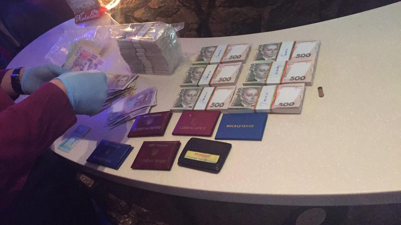 На Київщині впіймали двох правоохоронців на мільйонному хабарі На Київщині впіймали двох правоохоронців на мільйонному хабарі