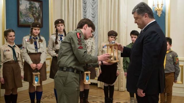 Порошенко на Банковую принесли огонь Порошенко на Банковую принесли огонь