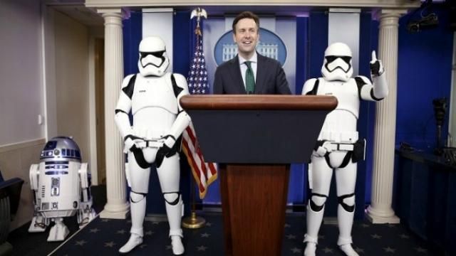 Білий дім окупували штурмовики: як в Обами шаленіли від "Зоряних воєн" Білий дім окупували штурмовики: як в Обами шаленіли від "Зоряних воєн"